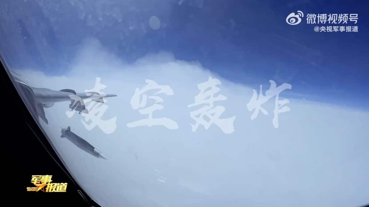 Бомбардировщик H-6K впервые осуществил пуск противокорабельной аэробаллистической ракеты Yingzi-21 / © お砂糖wsnbn