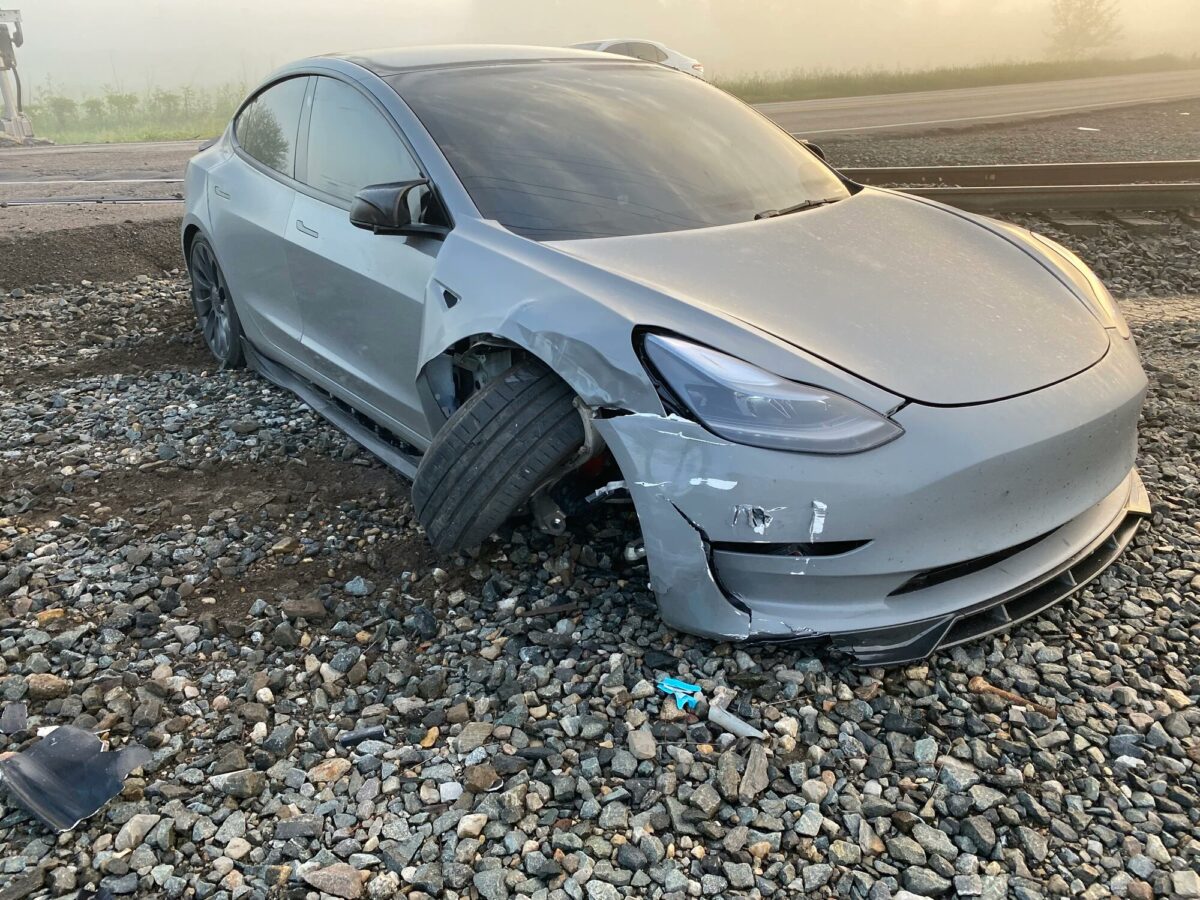 Tesla Model 3 Крейга Доти после столкновения со столбом / © Artem Russakovskii / Х