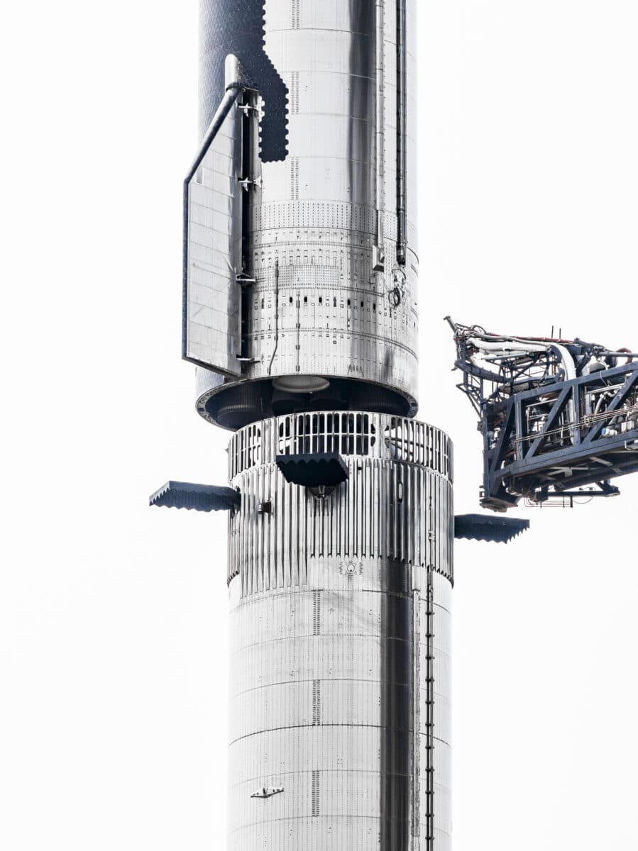 Башня обслуживания Mechazilla устанавливает Starship на ускоритель Super Heavy / © SpaceX