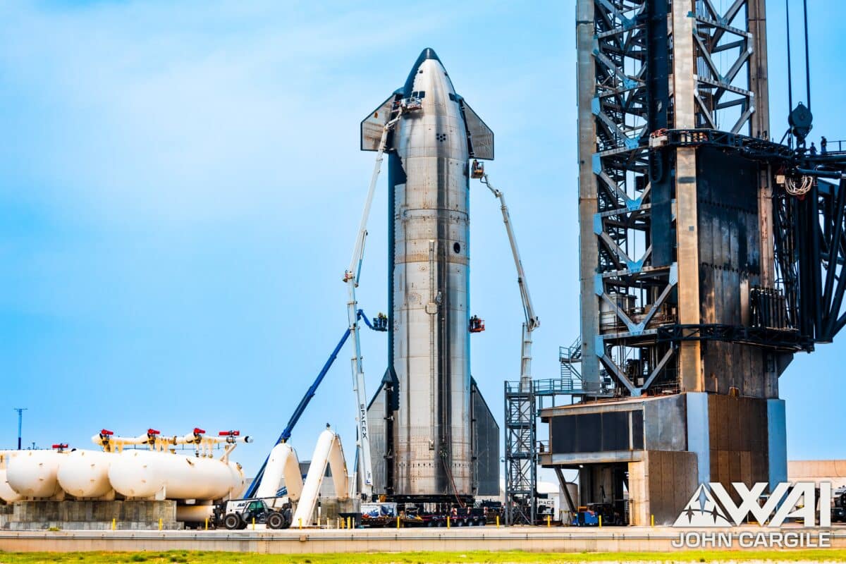 Инженеры компании SpaceX доделывают теплозащиту Starship S29 на стартовом комплексе / © John Cargile