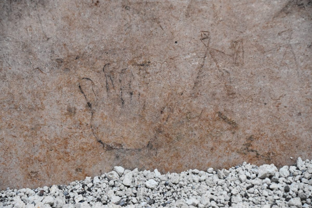 Граффити с изображением контура детской руки и гладиаторов / © Parco Archeologico Pompei