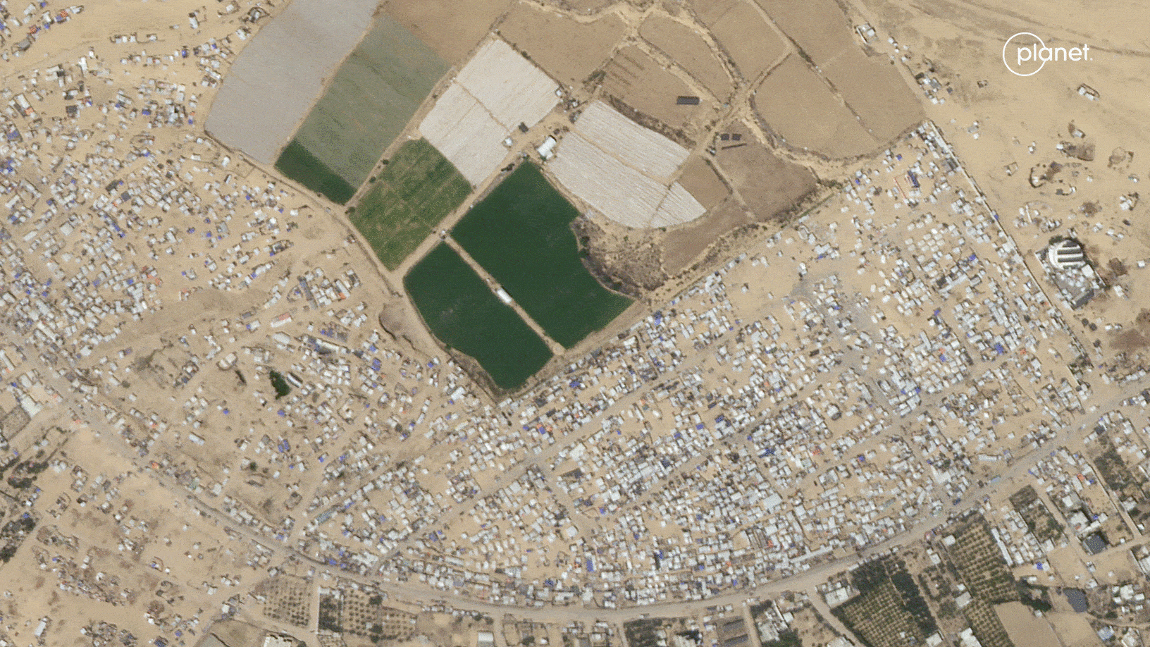  Спутниковые снимки города Рафах в секторе Газа, сделанные 5 мая и 8 мая / © Planet Labs PBC