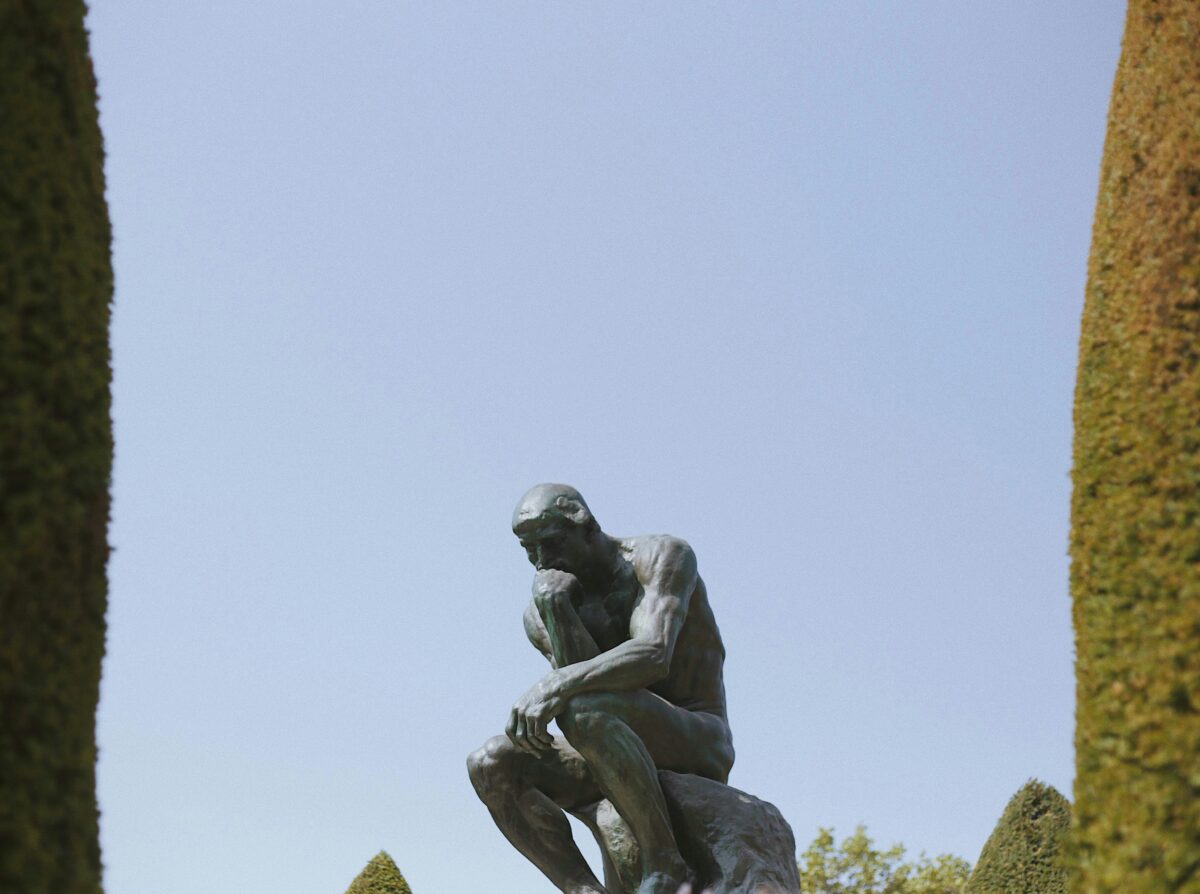 Скульптура «Мыслитель» Огюста Родена в Париже