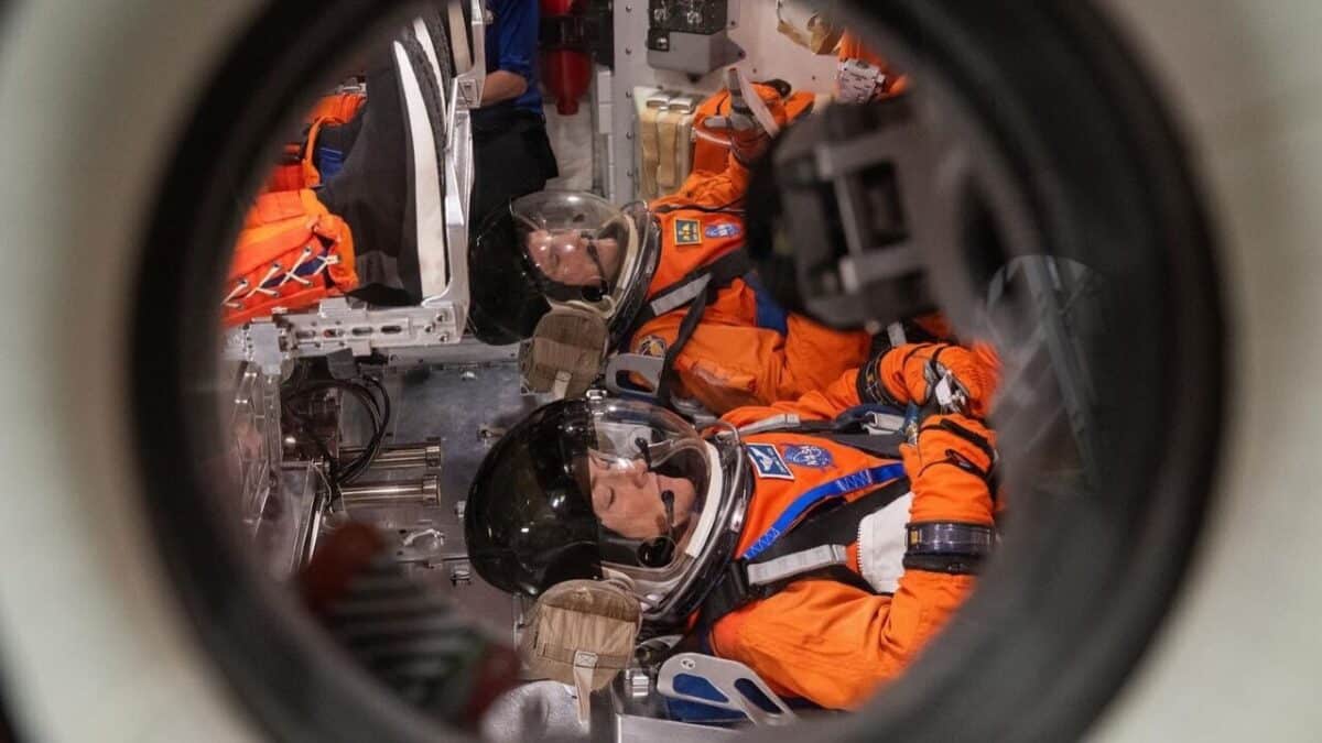 Астронавты миссии «Артемида II» проводят проверку устройств внутри макета космического корабля Orion / © NASA