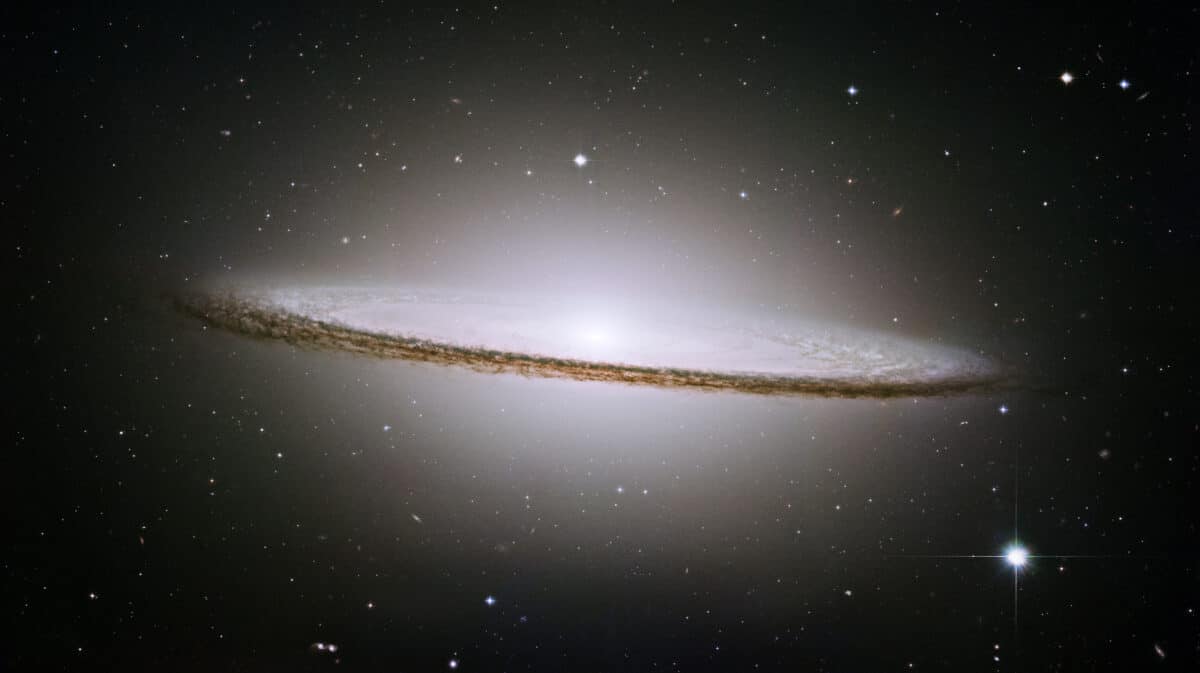 M104, или Галактика Сомбреро