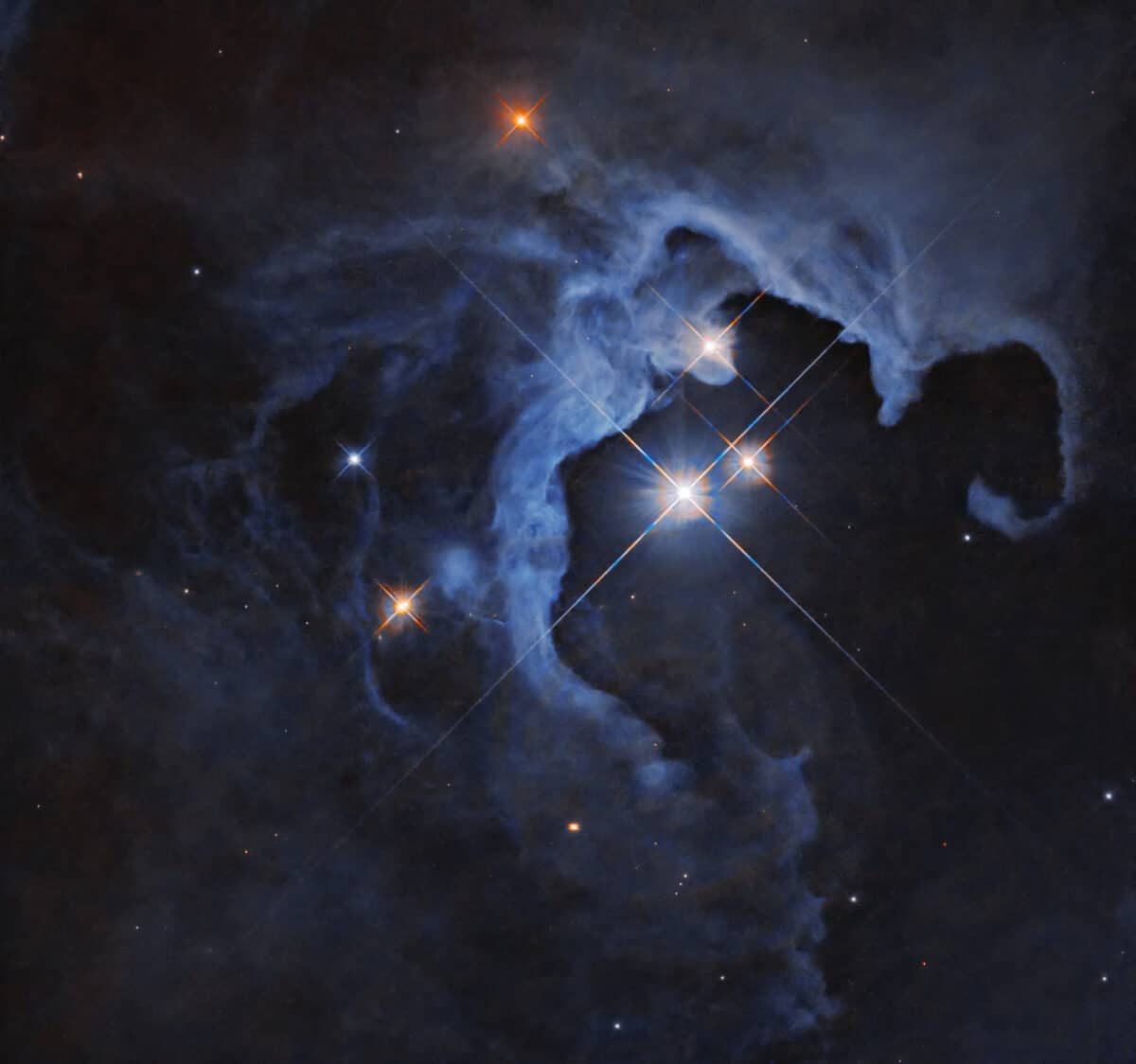  Тройная звездная система HP Tau / © NASA, ESA, G. Duchene (Universite de Grenoble I); Image Processing: Gladys Kober (NASA/Catholic University of America)