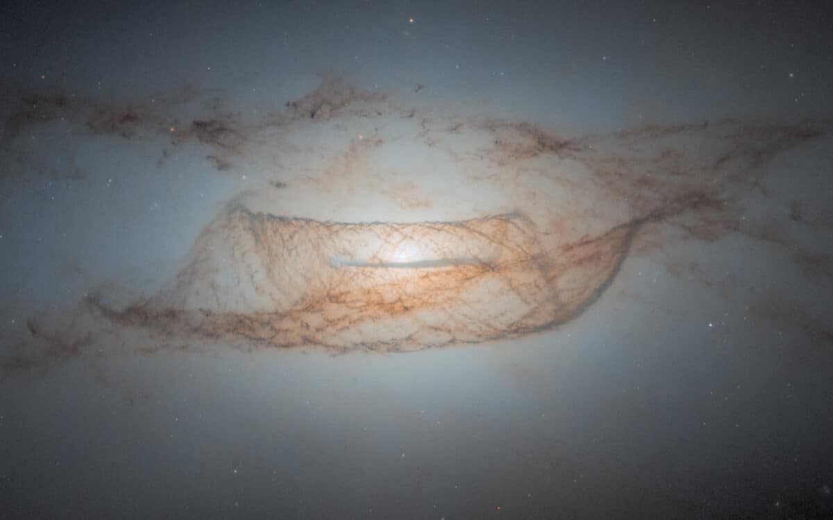 Галактика NGC 4753 / © ESA / Hubble & NASA, L. Kelsey