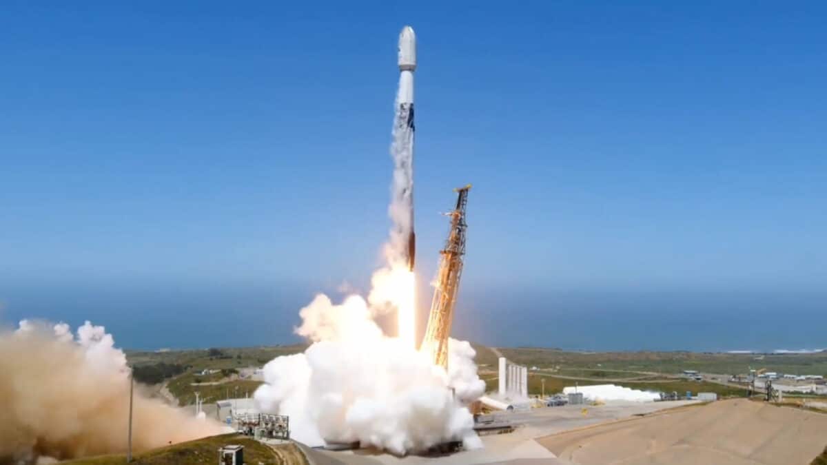 Ракета Falcon 9 запускает спутники компании Maxar с калифорнийской базы космических сил Ванденберг 2 мая 2024 года / © SpaceX