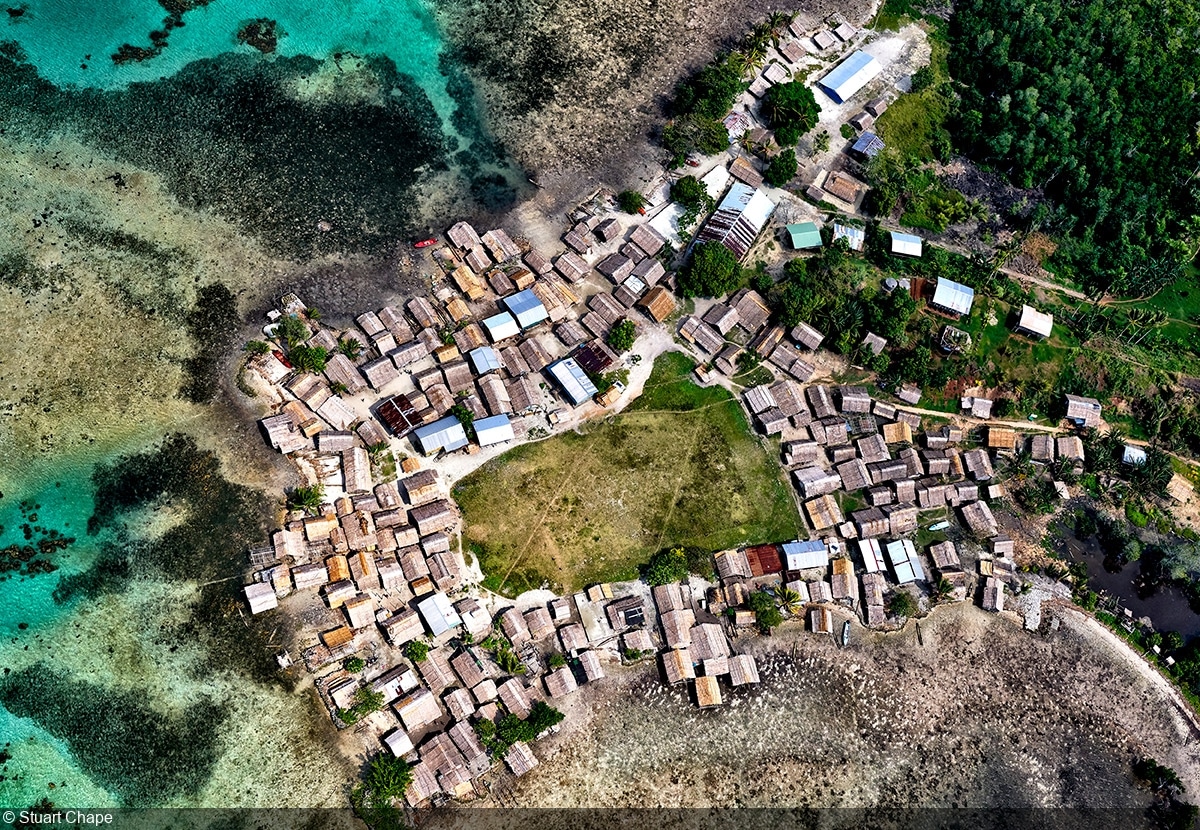 Третье место в категории «Малые островные развивающиеся государства». Продовольственная безопасность деревни на снимке зависит от окружающих ее коралловых рифов / © Stuart Chape