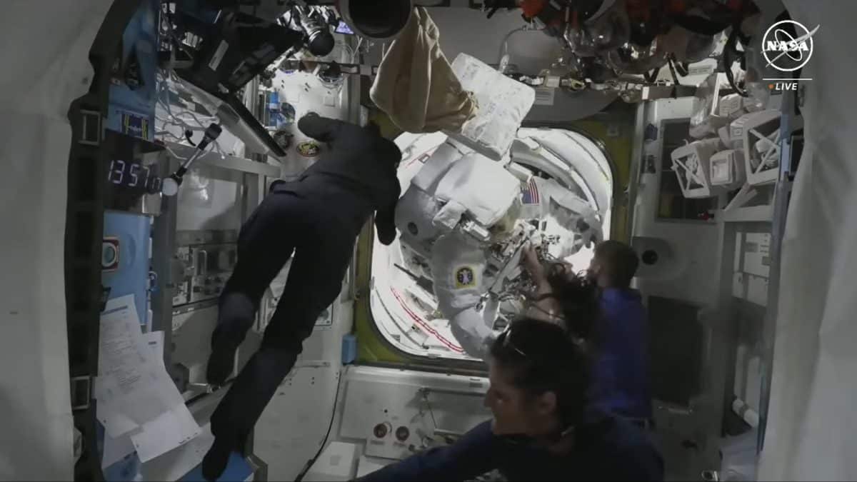 Астронавты NASA возвращаются на борт МКС ​​после отмененного выхода в открытый космос 24 июня 2024 года / © NASA TV