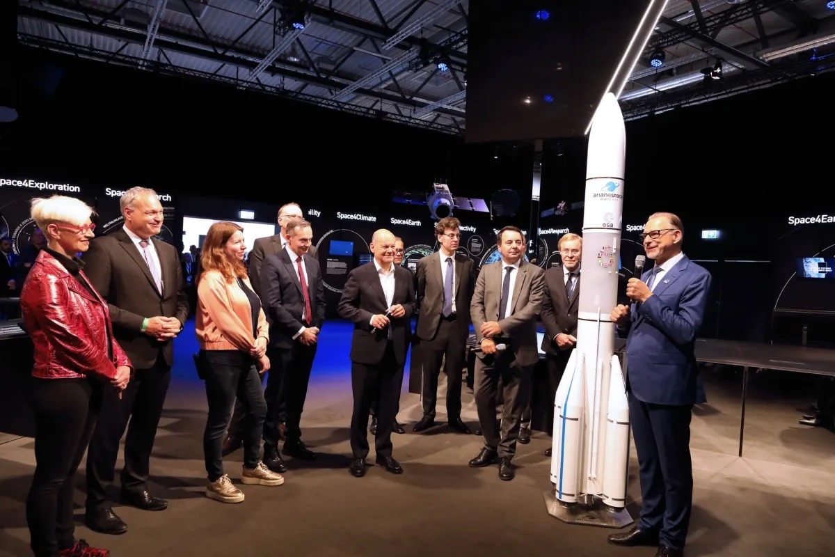 Генеральный директор ESA Йозеф Ашбахер (справа) сообщает дату дебютного полета Ariane 6 / © ESA / M. Polo