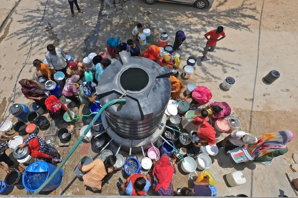 Жители Индии набирают питьевую воду из цистерны / ©  NurPhoto / Getty Images