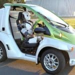 В Японии впервые посадили робота за руль электромобиля