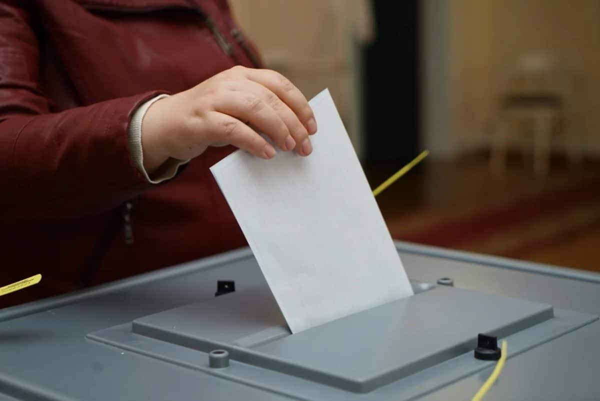 Бюллетень для голосования опускают в избирательную урну / © Getty Images
