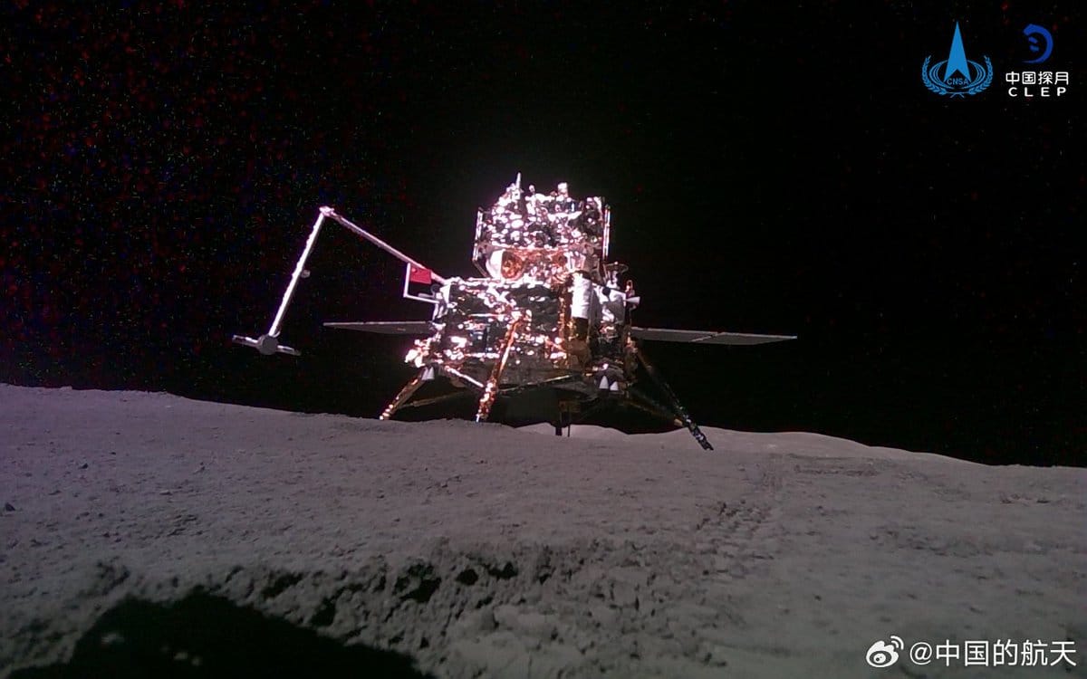 Первый в истории снимок аппарата «Чанъэ-6» на обратной стороне Луны, его сделал луноход миссии / © CNSA