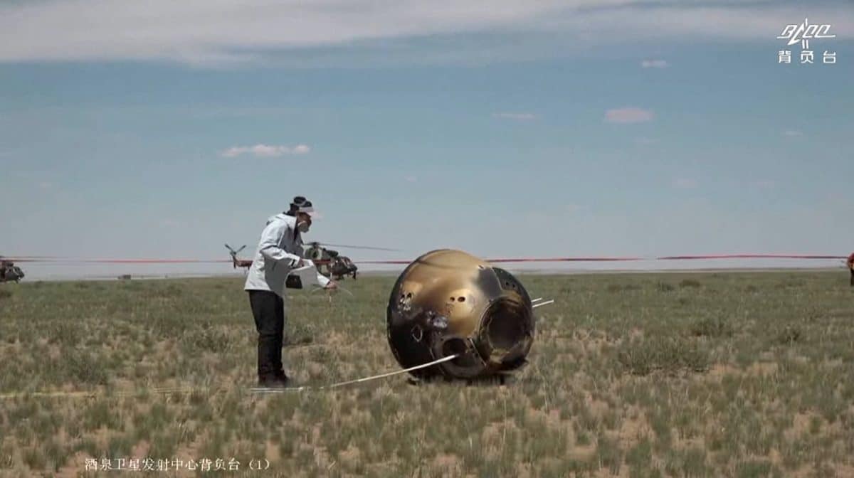 Капсула с реголитом приземлилась в провинции Внутренняя Монголия / © CGTN