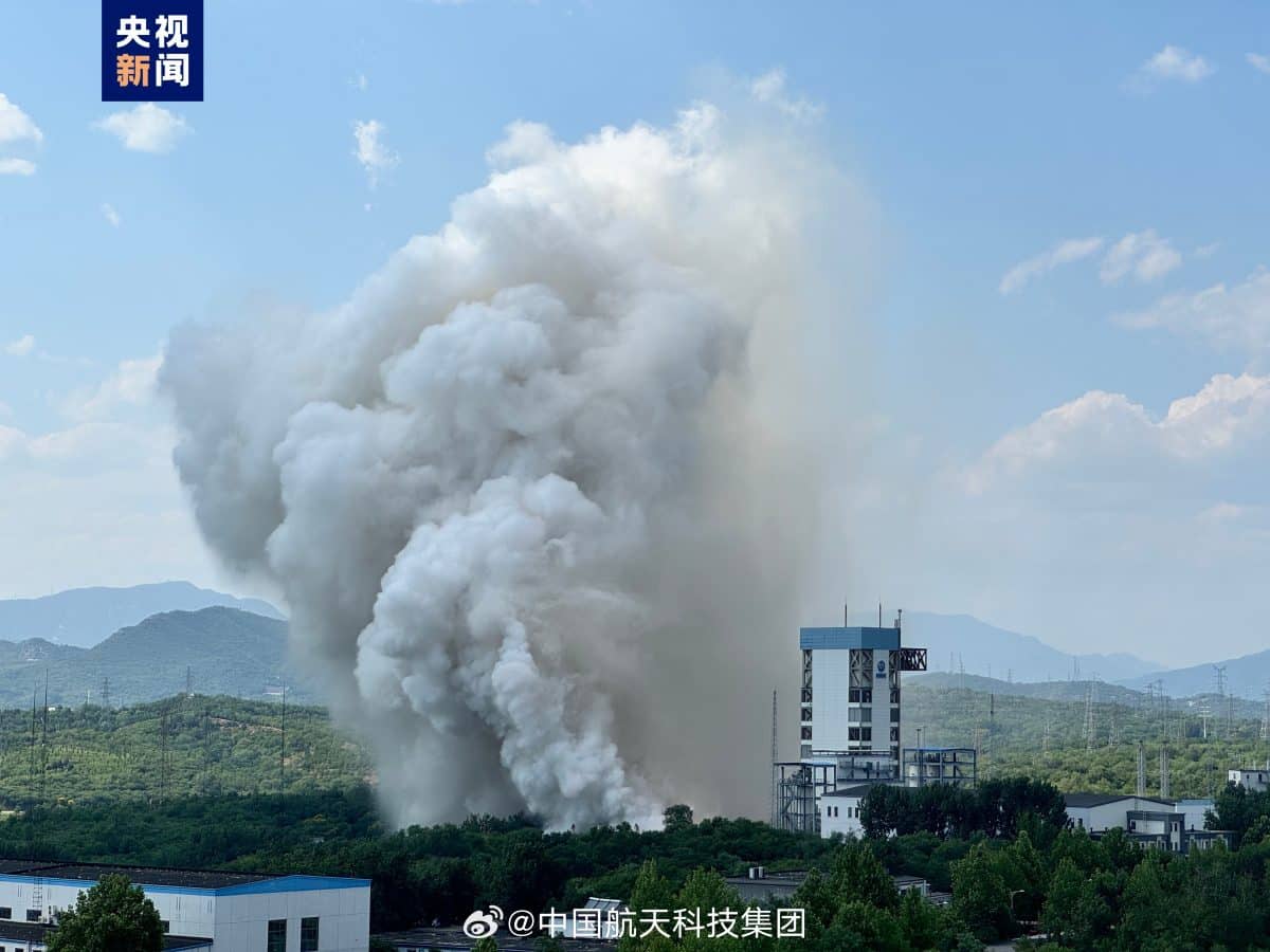 Первое статическое огневое испытание ракеты «Великий поход 10» / © CASC / Weibo