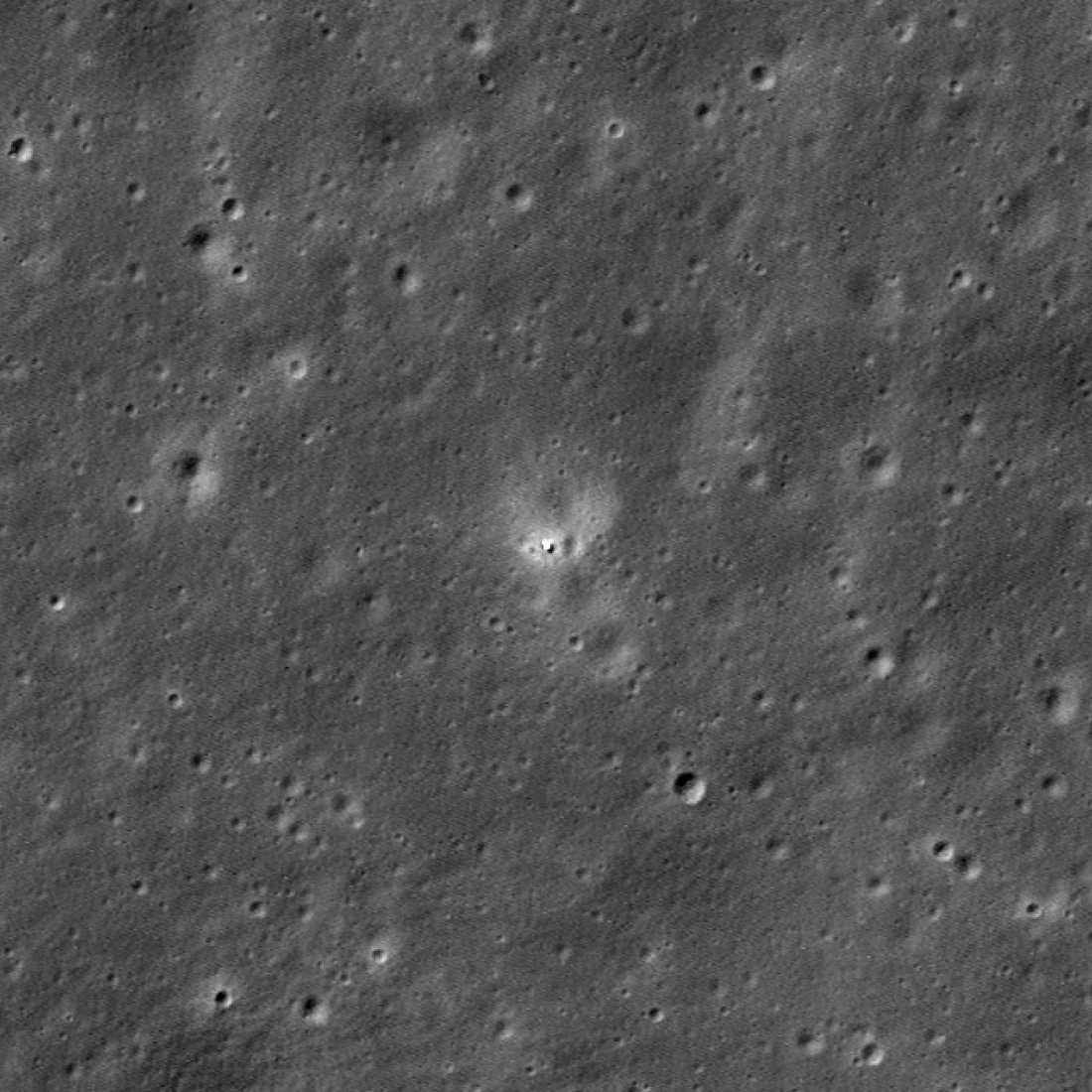  Посадочный модуль миссии «Чанъэ-6» в ударном кратере Аполлон, расположенном в бассейне Южный полюс — Эйткен на обратной стороне Луны / © NASA / GSFC / Arizona State University