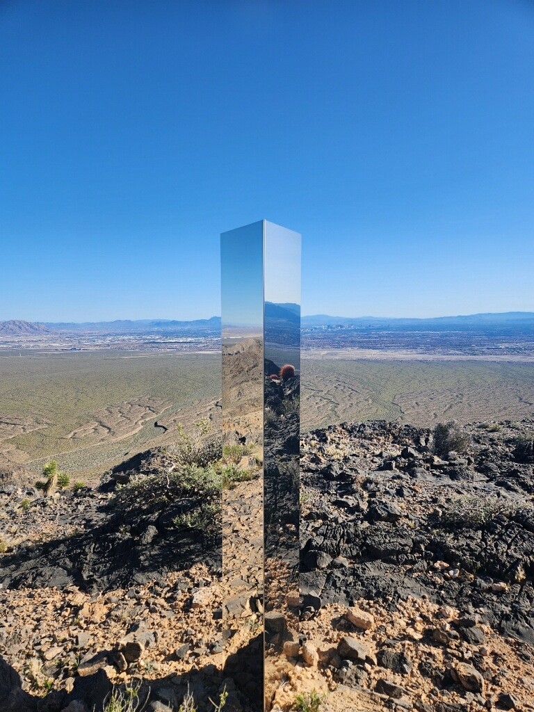 Зеркальный столб в Неваде, который обнаружили сотрудники полицейского департамента Лас-Вегаса / © LVMPD