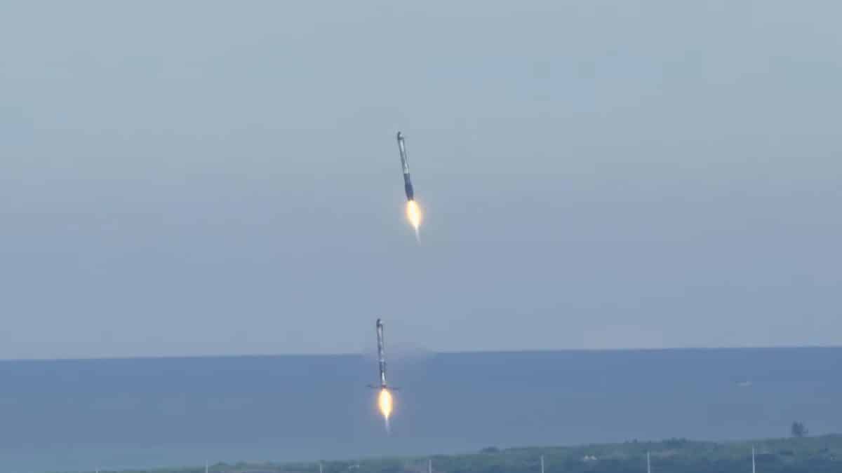 

Боковые ускорители B1072 и B1086 ракеты совершают посадку на площадки LZ-1 и LZ-2 на мысе Канаверал

 / © NASA TV