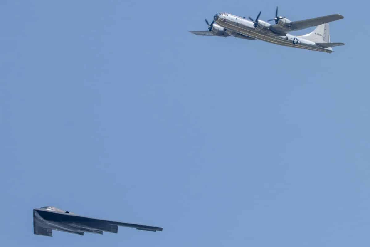 Бомбардировщики B-2 (снизу) и B-29 Doc (сверху) / © Kaden M