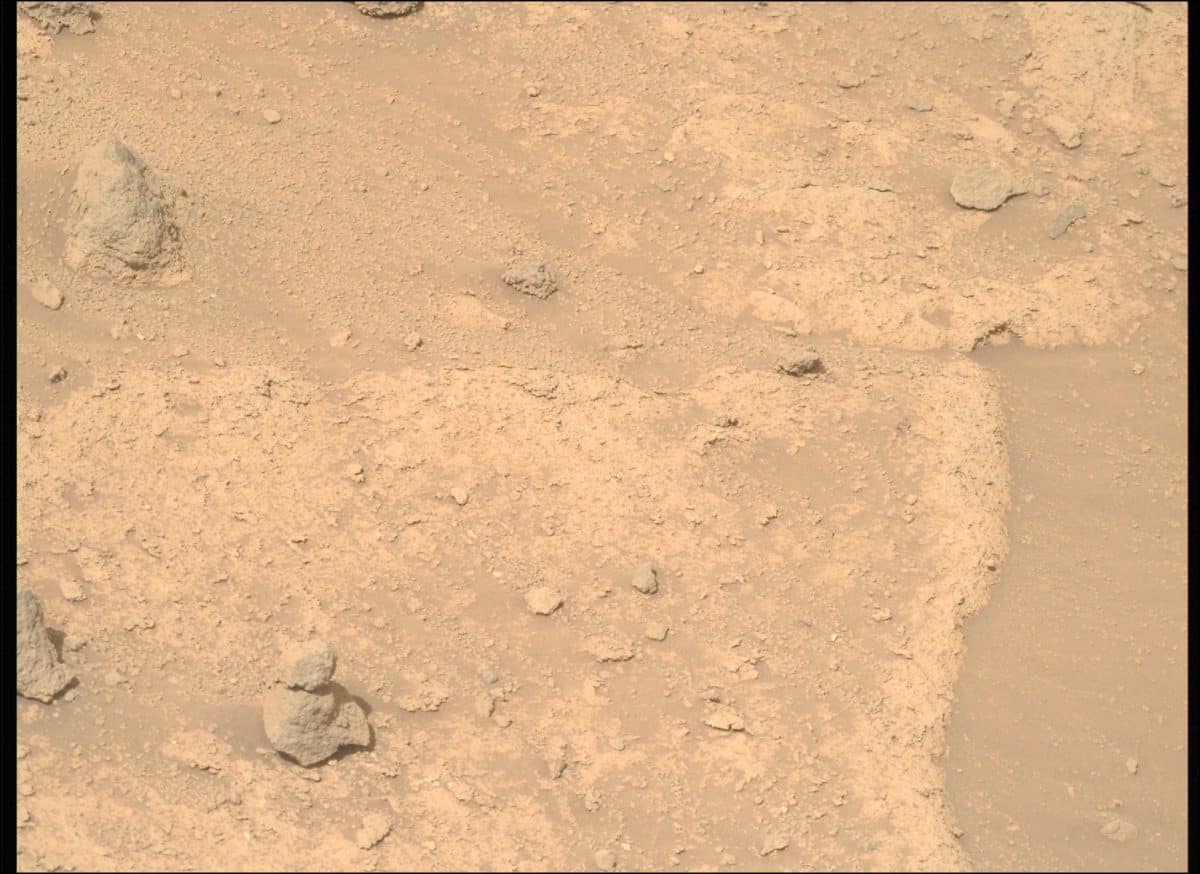 Марсианский «снеговик» в левом нижнем углу изображения / © NASA / JPL-Caltech / ASU