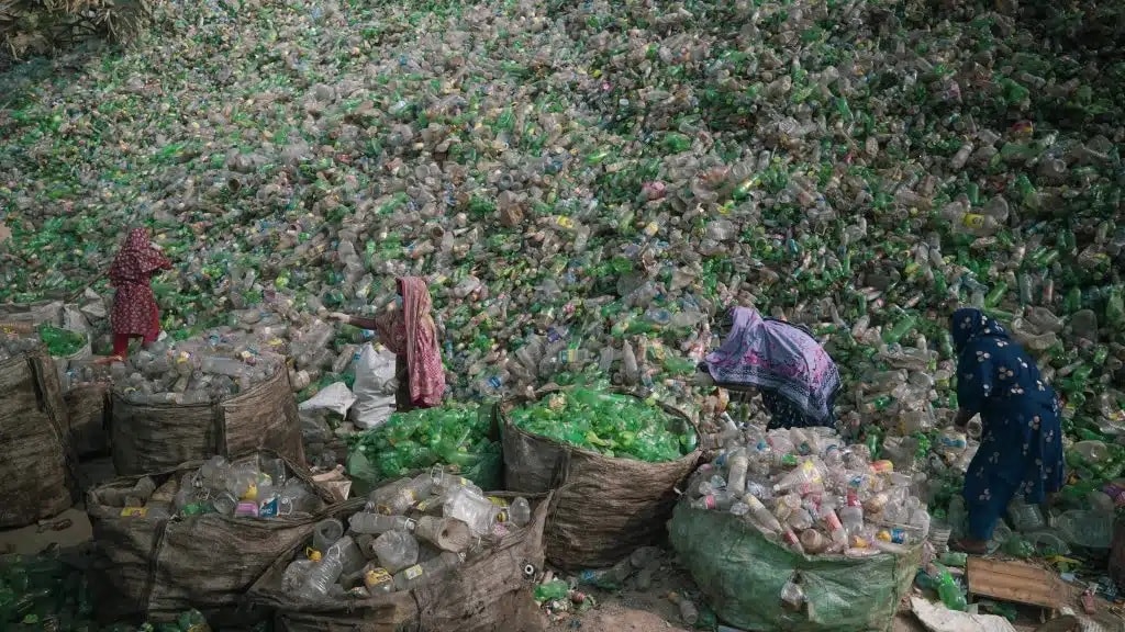 Снимок абсолютного победителя: женщины усердно трудятся на предприятии по переработке пластиковых отходов. Фото сделано летним днем ​​в Бангладеше / © Md Shahadat Hossain