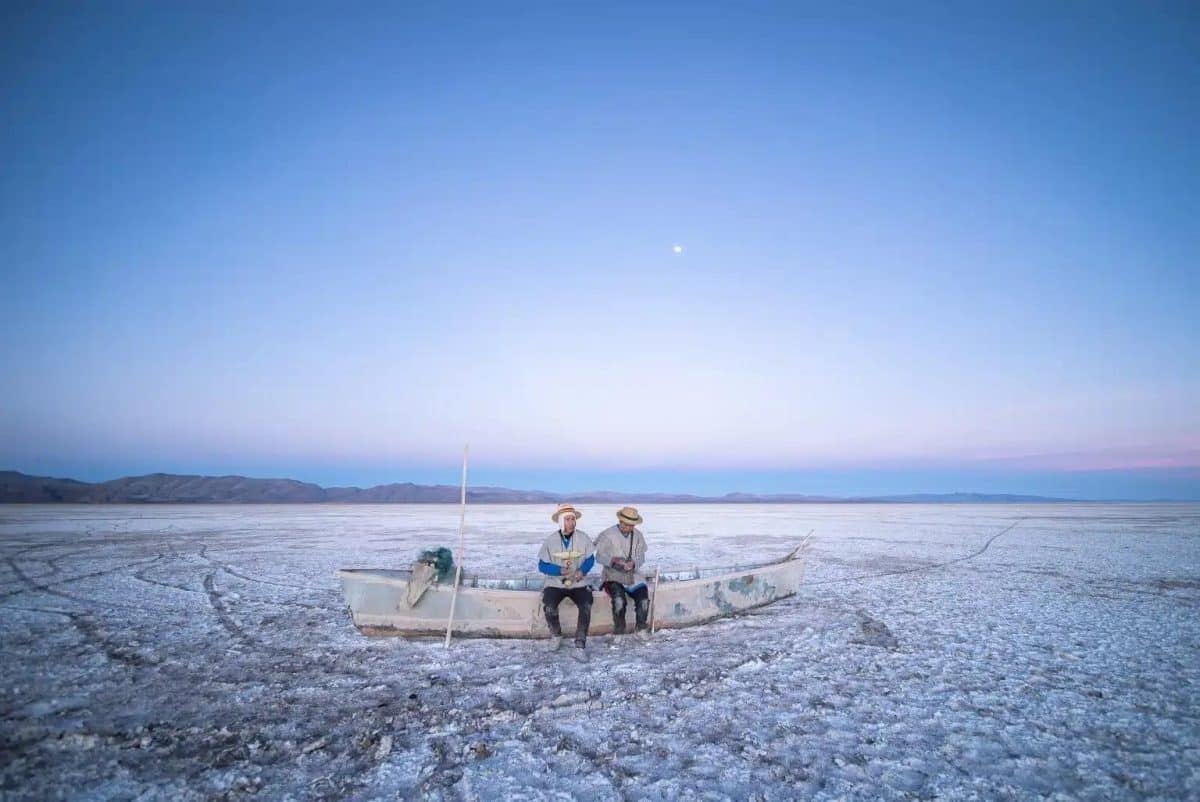 Второе место в категории «Борьба с изменением климата»: рыбаки на дне пересохшего соленого озера Поопо в Боливии / © Nico Muñoz