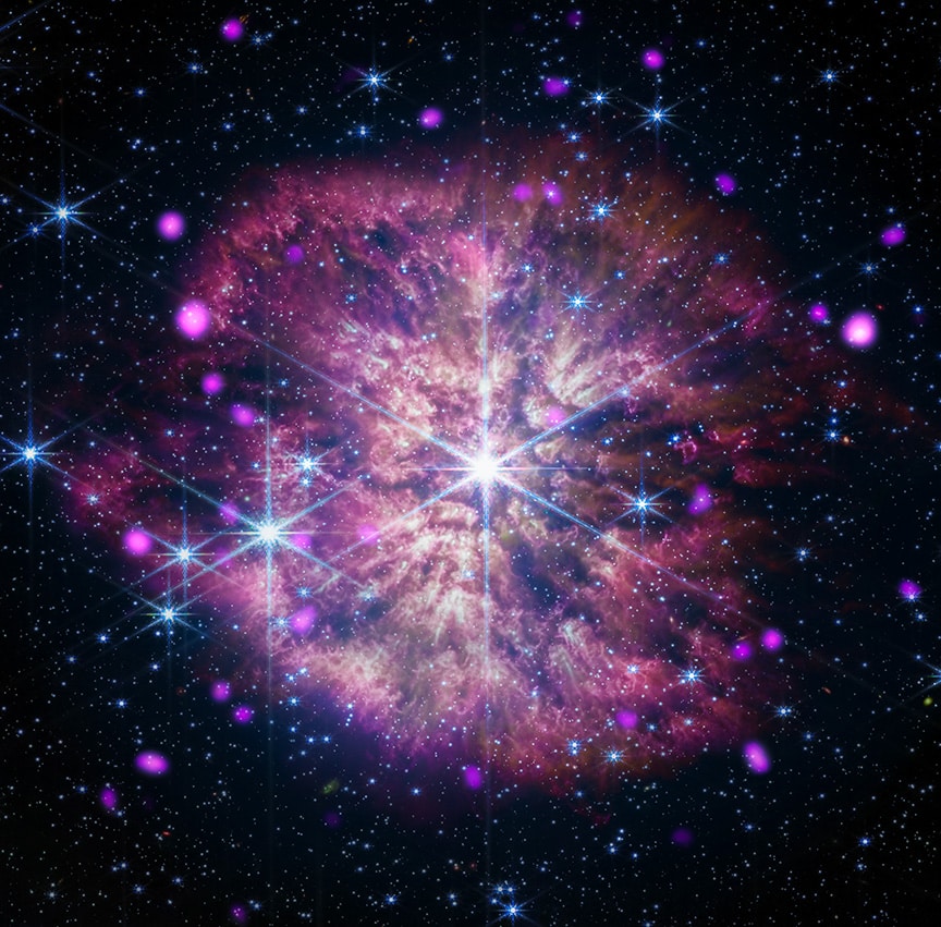 WR 124 — звезда класса Вольфа-Райе, которая находится на расстоянии 15 тысяч световых лет от Земли в созвездии Стрела / © NASA / SAO / CXC