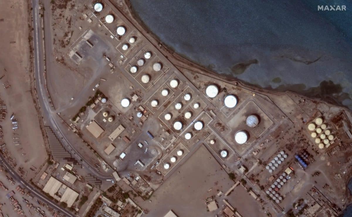Нефтехранилища йеменского порта Ходейда до атаки авиации Израиля / © Maxar