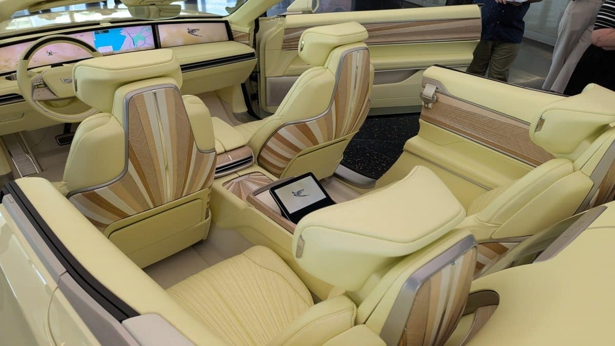 Салон электрического кабриолета Cadillac Solei / © General Motors