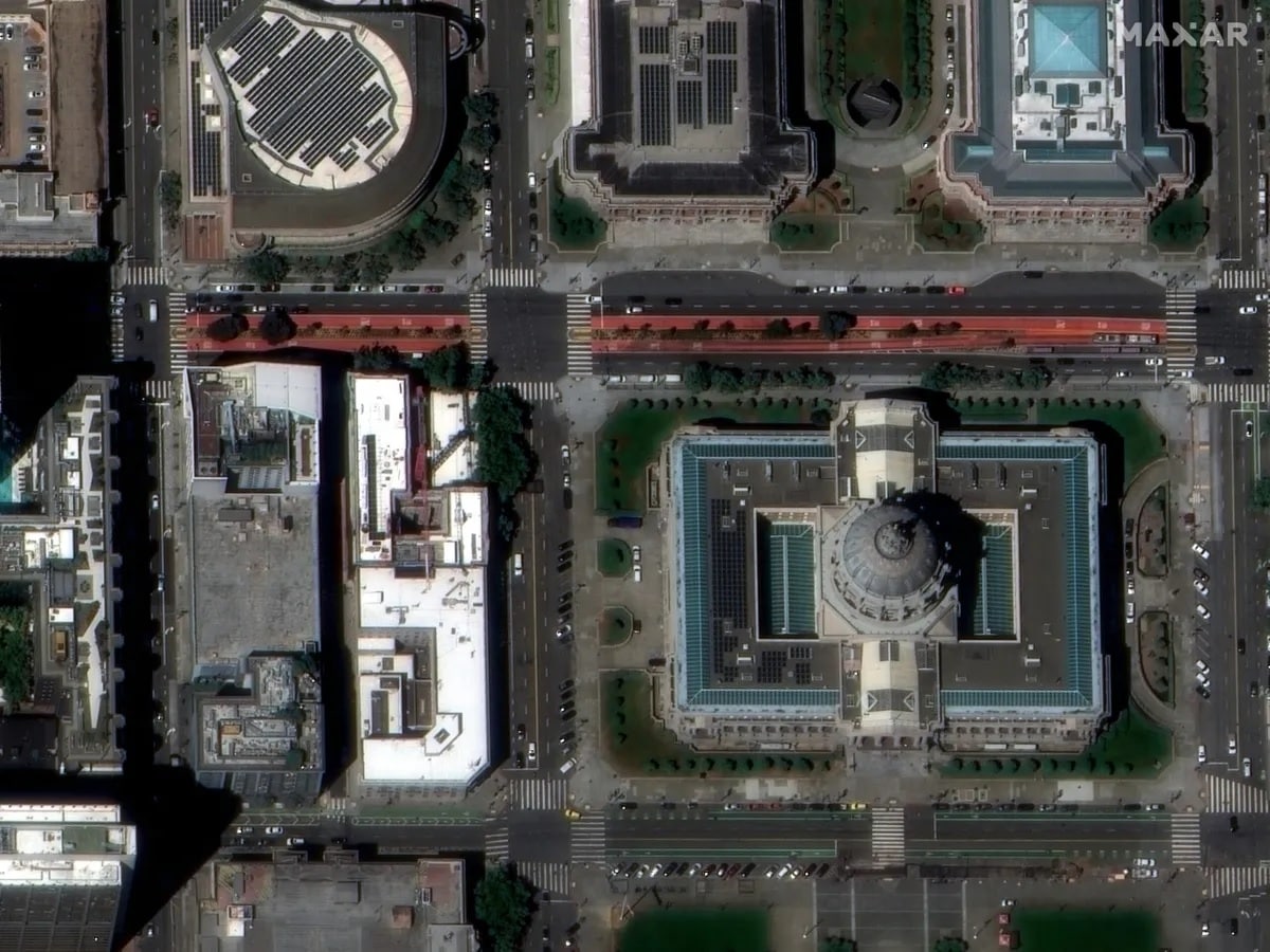 Спутниковый снимок мэрии Сан-Франциско, опубликованный 18 июля 2024 года. На крыше здания видны солнечные панели, разметка полос на дороге и уличные фонари / © Maxar