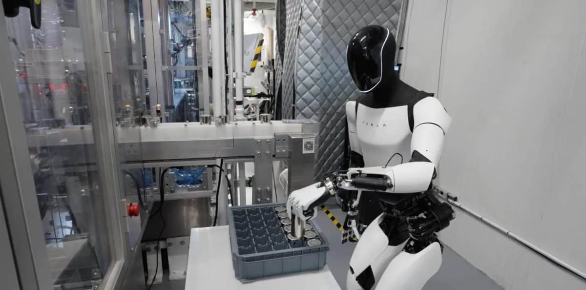 Робот Optimus складывает аккумуляторы 4680 / © Tesla