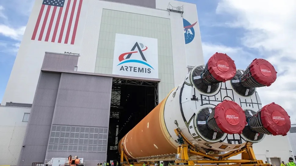 Инженеры доставляют основную ступень SLS в сборочный цех Космического центра имени Кеннеди во Флориде, который расположен недалеко от стартовой площадки / © NASA