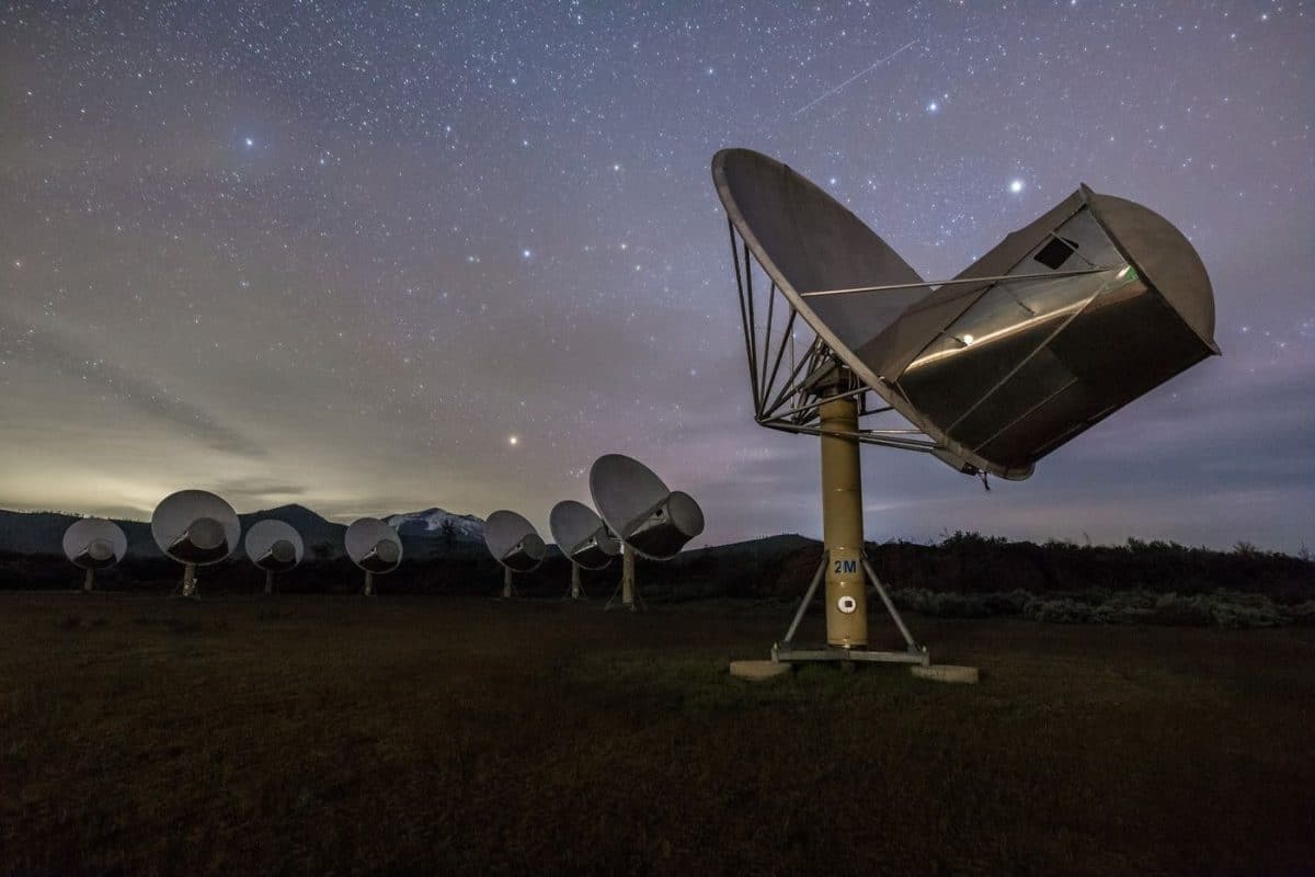 Проект по поиску внеземного разума (SETI) использует антенный массив ATA (Allen Telescope Array) для прослушивания сигналов из космоса и поисков искусственных сигнатур / © SETI