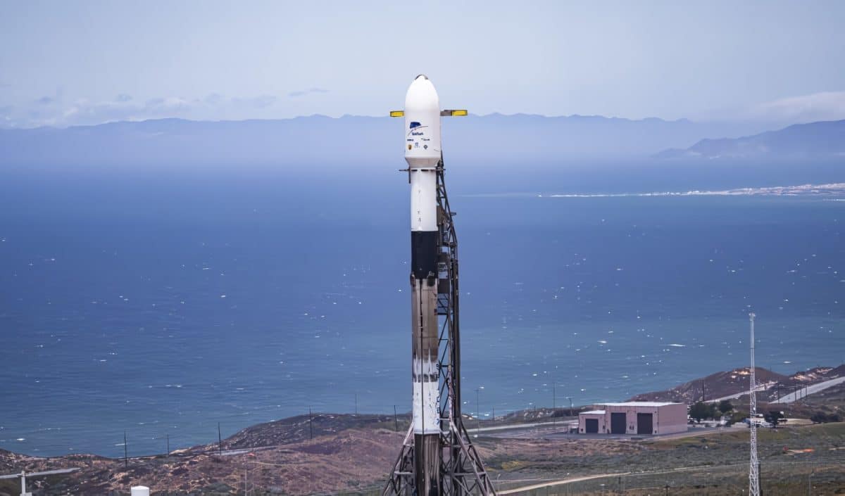 Ракета Falcon 9 со спутниками SARah на борту перед их запуском в космос / © SpaceX