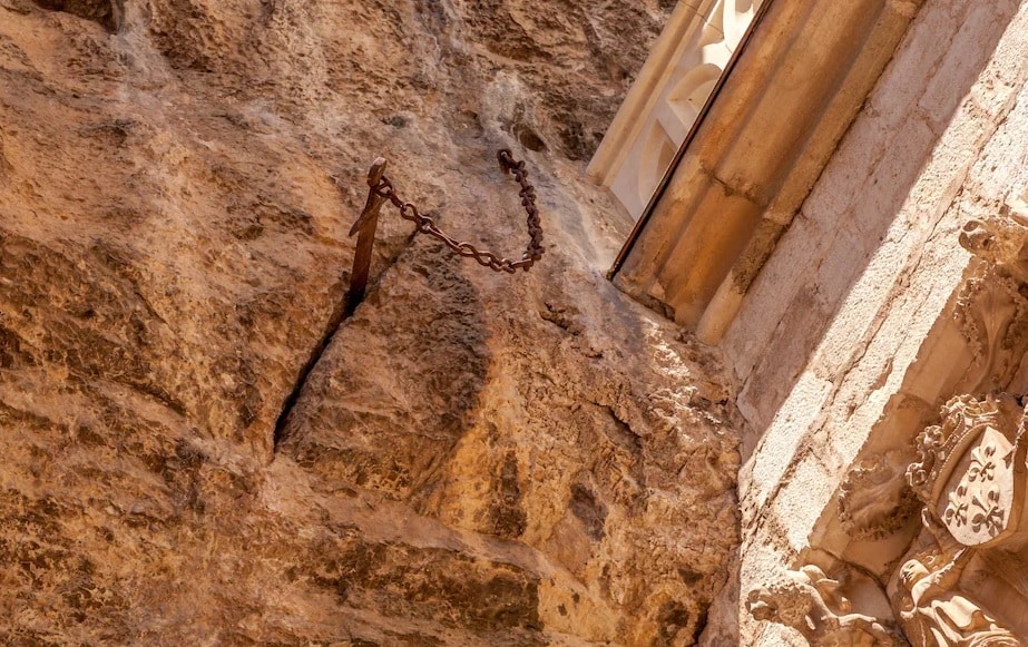 Легендарный меч Дюрандаль торчит из расселины скалы в Рокамадуре / © DDM Archives