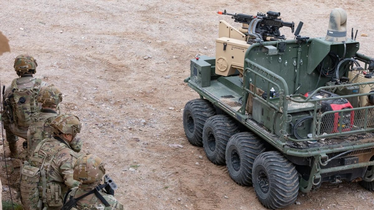 Солдаты взаимодействуют с вездеходным беспилотным транспортным средством в Форт-Ирвине, Калифорния / © Samarion Hicks / DVIDS