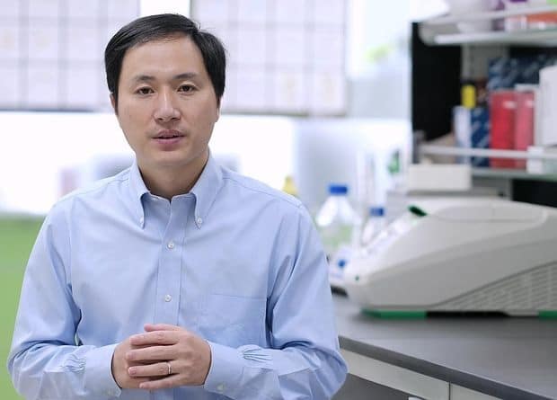 Китайский молекулярный биолог Хэ Цзянькуя, который путем воздействия на ген CCR5 методом CRISPR-Cas9 помог создать первых в мире людей с искусственно измененными генами / © Getty Images 