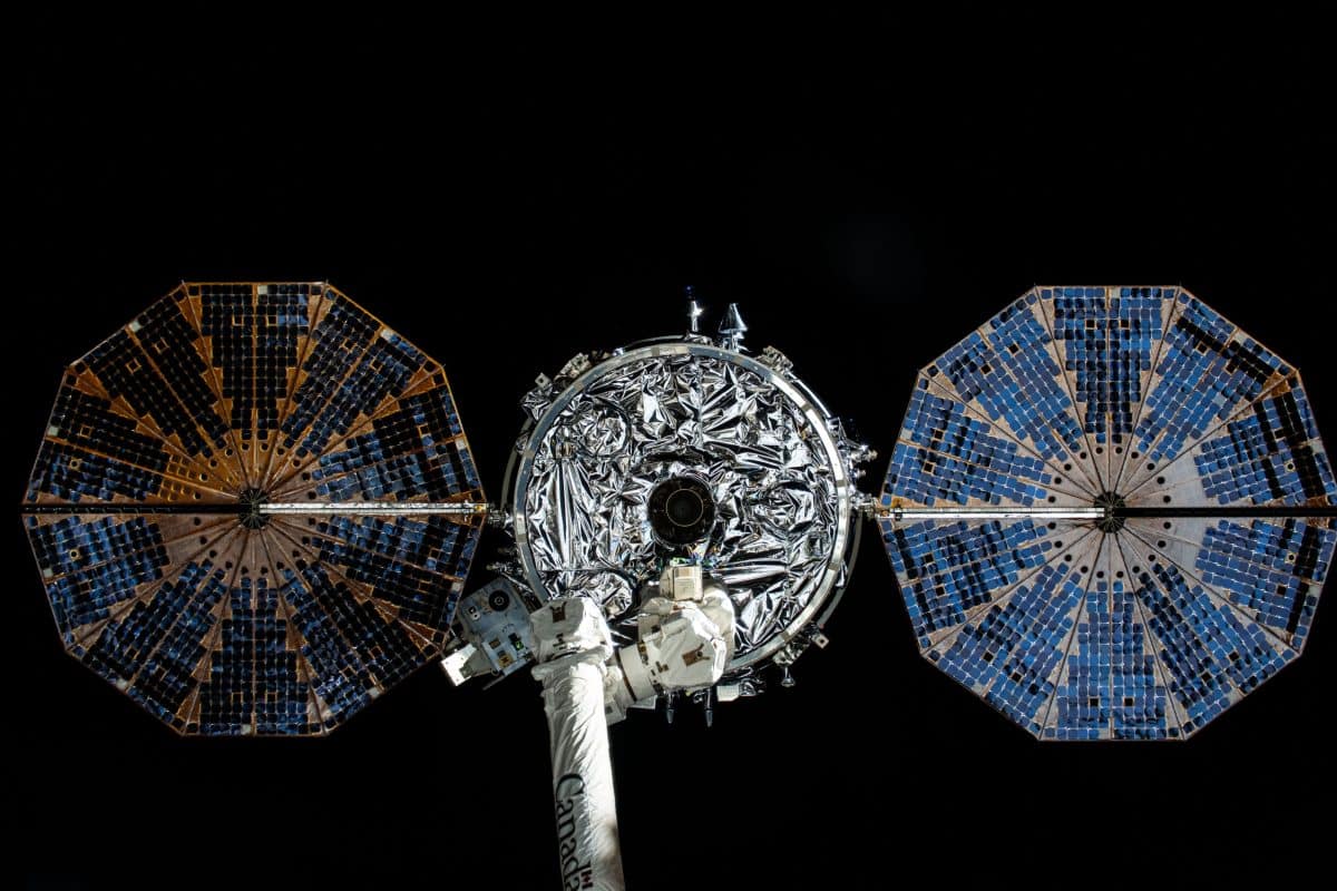 Грузовой космический корабль Cygnus, прикрепленный к МКС с помощью манипулятора Canadarm2 / © NASA