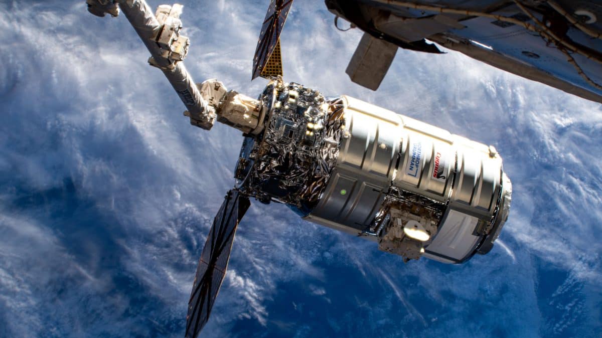 Грузовой космический корабль Cygnus, прикрепленный к МКС с помощью манипулятора Canadarm2 / © NASA