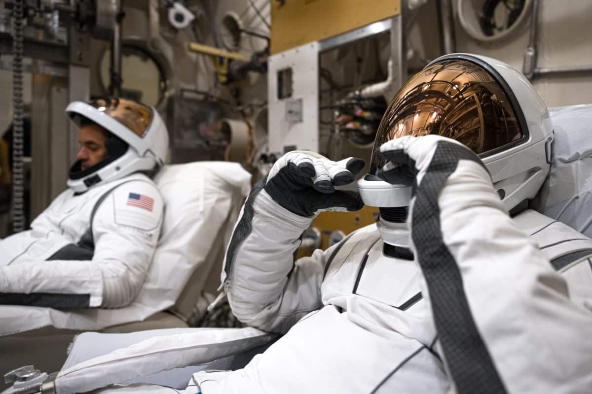 Члены экипажа миссии Polaris Dawn в скафандрах SpaceX / © Polaris Dawn