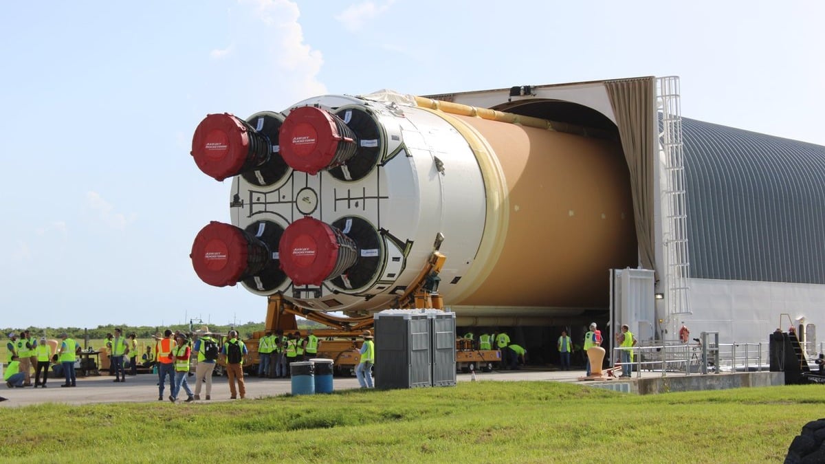Основную ступень ракеты SLS выгружают с баржи Pegasus / © NASA