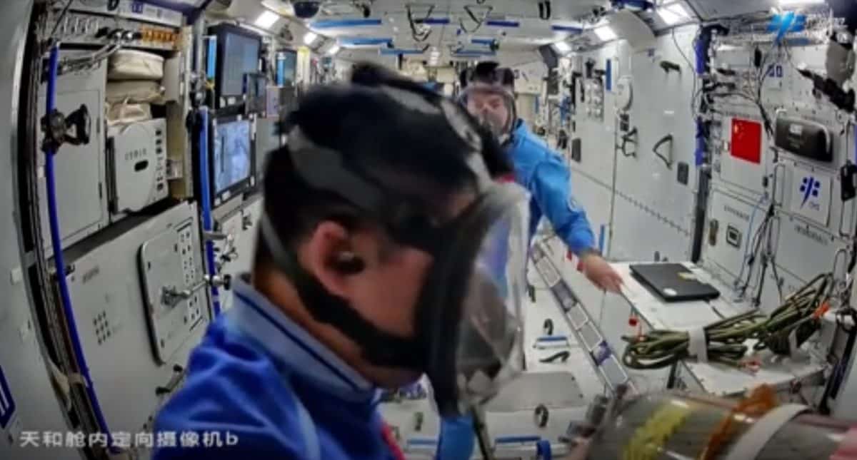 Китайские космонавты отработали действия на случай разгерметизации станции при попадание в орбитальный форпост космического мусора / © CCTV