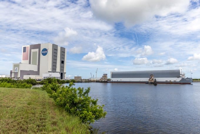 Баржа Pegasus с основной ступенью ракеты SLS прибывает в Космический центр имени Кеннеди во Флориде / © NASA