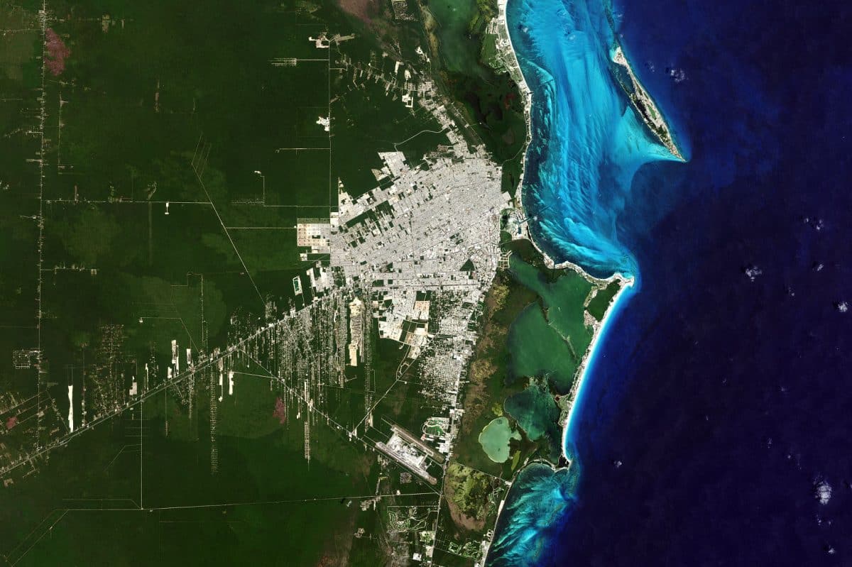  Курортный мегаполис Канкун в апреле 2019 года / © NASA