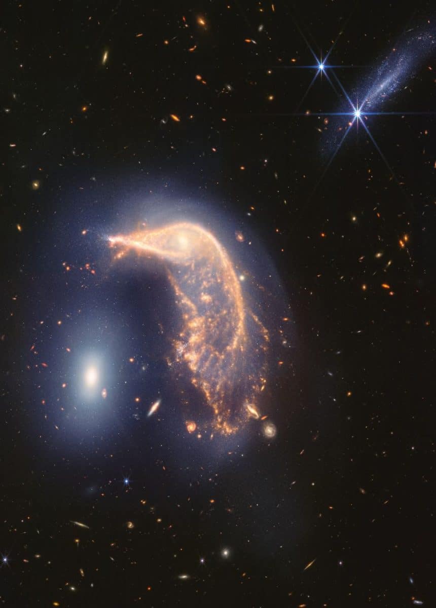 Пару взаимодействующих галактик Arp 142 в объективе телескопа «Джеймс Уэбб» / © NASA