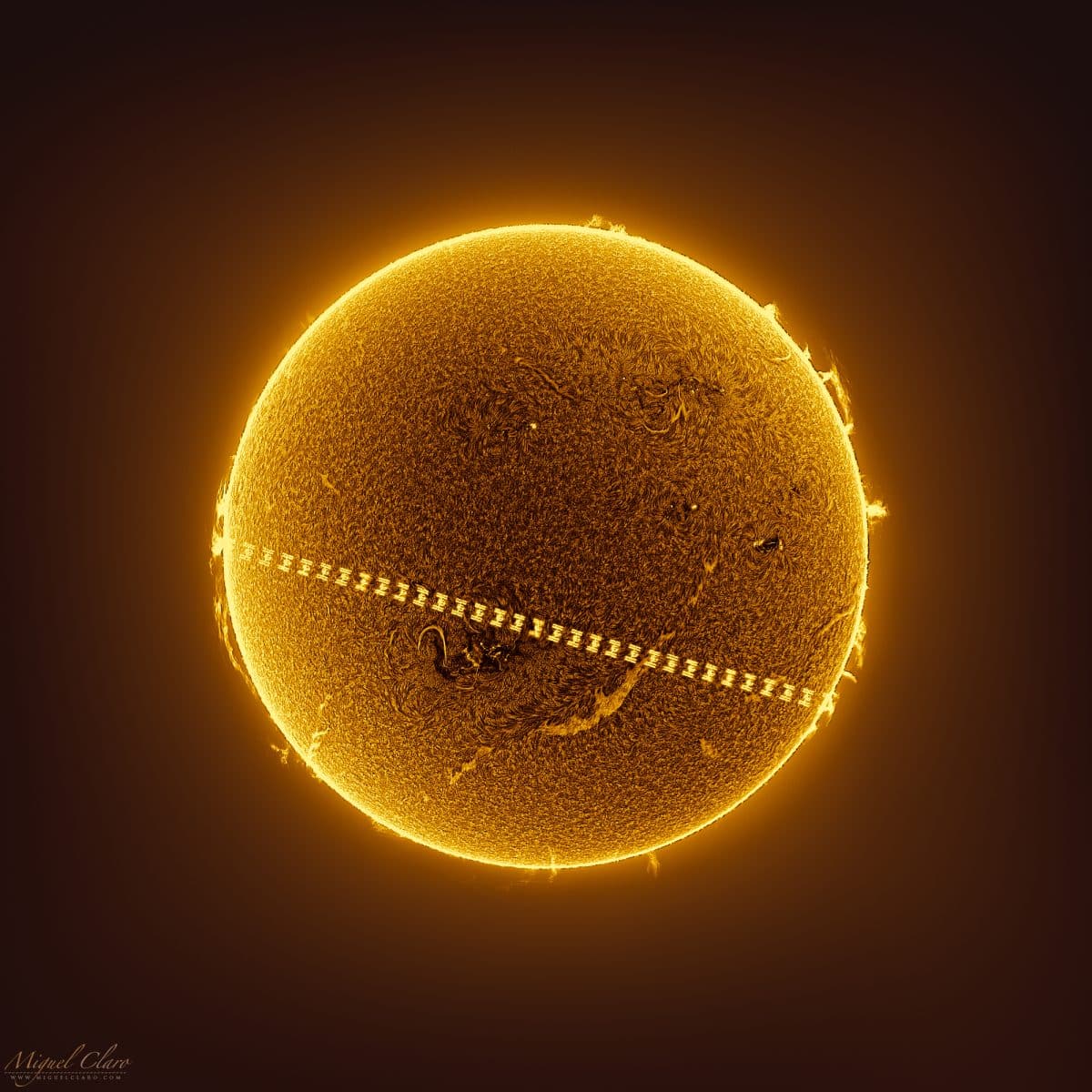 Транзит МКС на фоне солнечного диска / © Miguel Claro