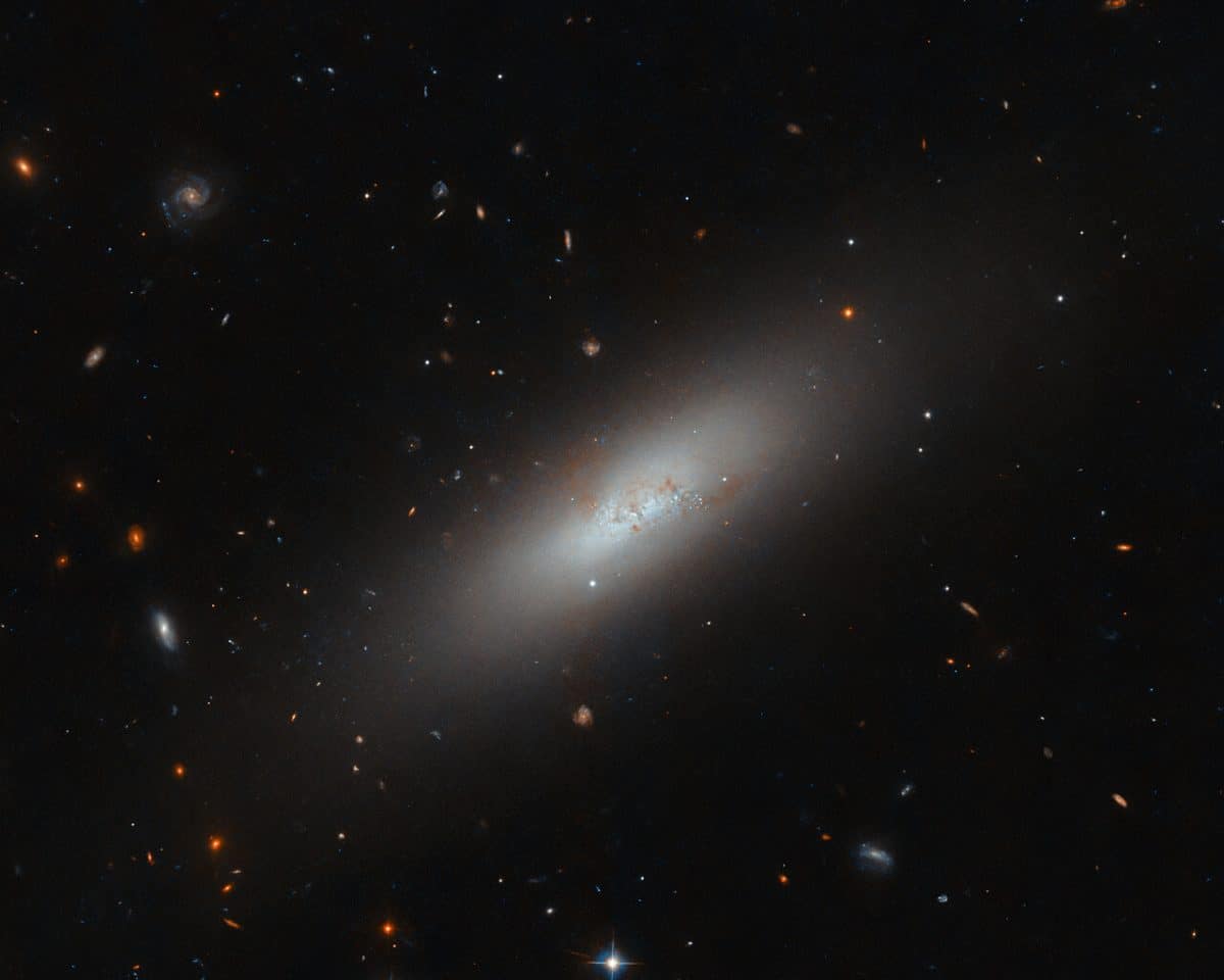 Карликовая галактика IC 3430 / © ESA / Hubble & NASA, M. Sun