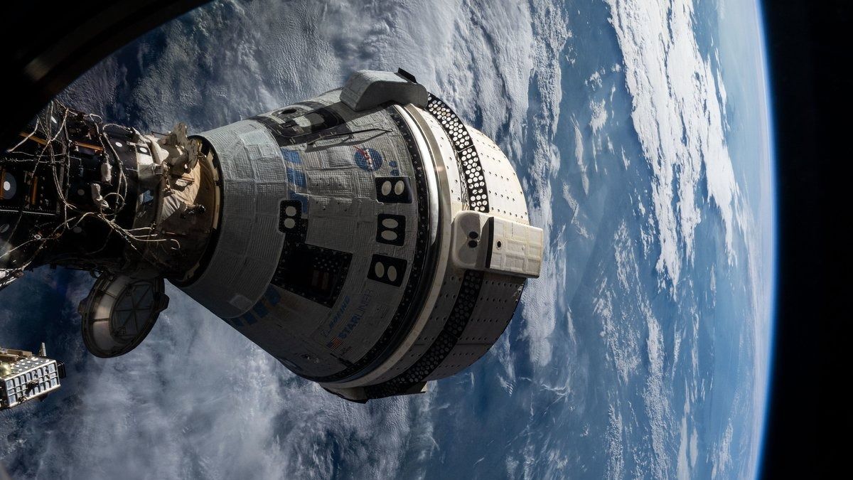 Корабль Starliner, пристыкованный к Международной космической станции / © NASA